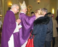 Po mszy biskup udzielał błogosławieństwa rodzinom z dziećmi